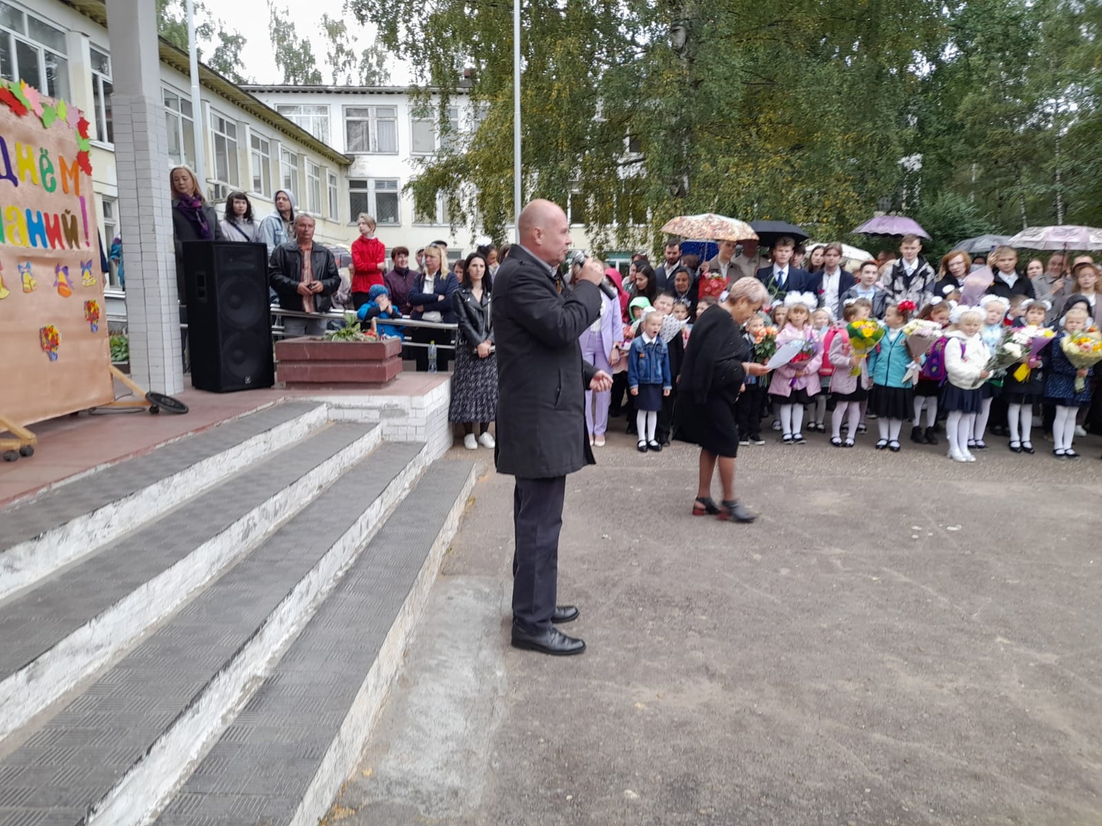 В школах Твери проходят торжественные линейки