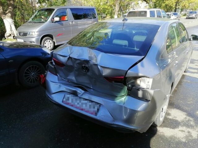 В Твери столкнулись грузовик и легковушка