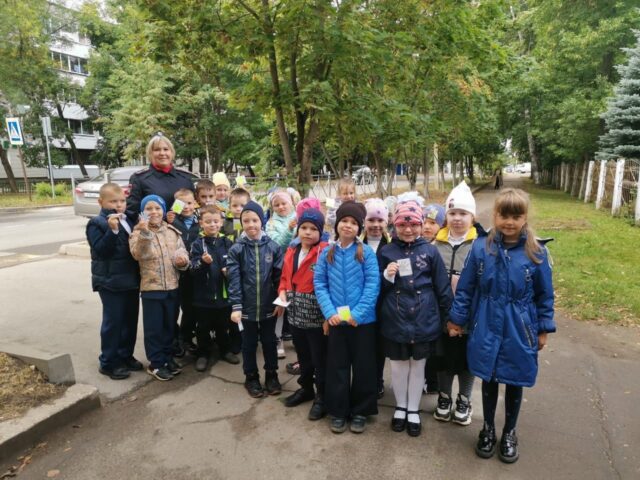 Сотрудник Ржевской Госавтоинспекции провела для детей пешеходную экскурсию