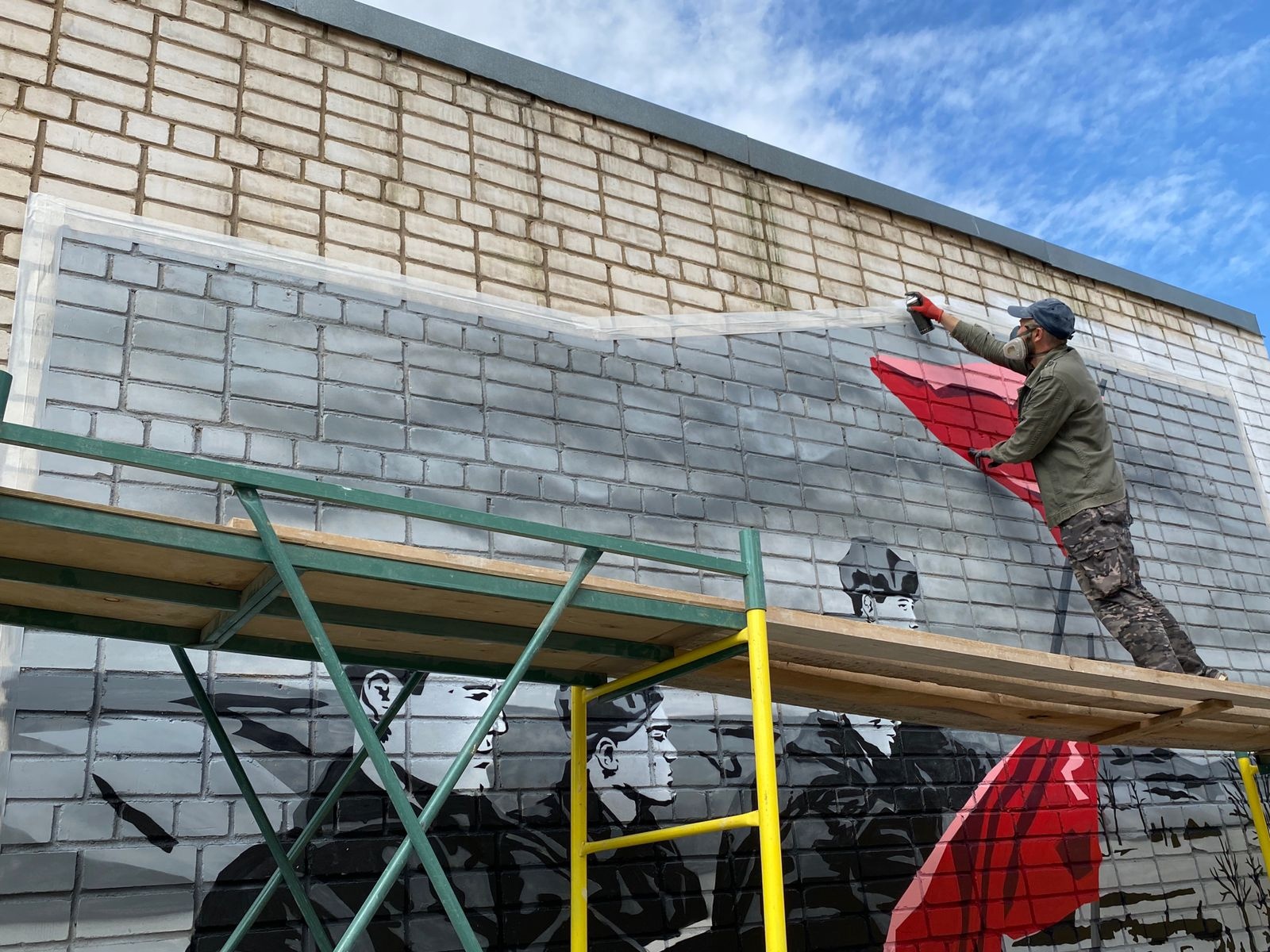 На одном из зданий Ржева появился патриотический стрит-арт