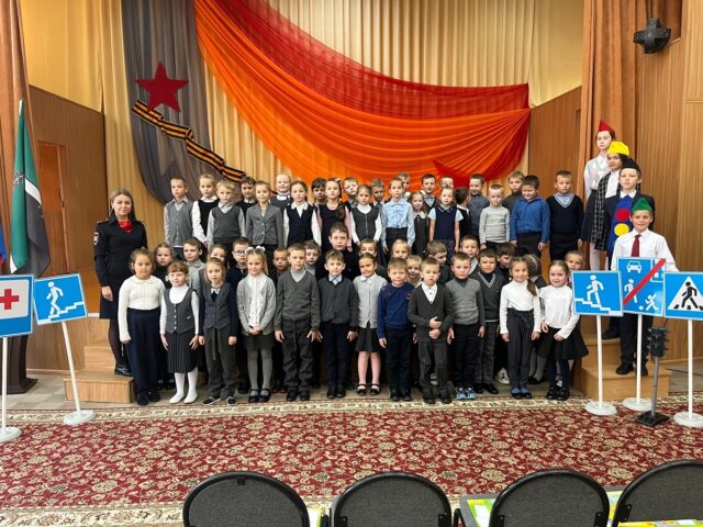 Сотрудники ГИБДД посвятили нелидовских первоклассников в юные пешеходы