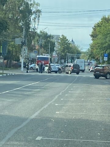 В центре Твери столкнулись два автомобиля