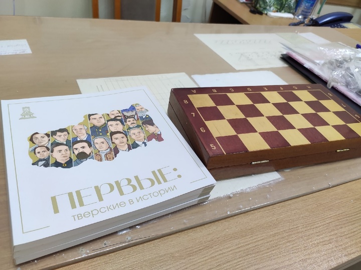 Журналисты РИА Верхневолжье передали в военный госпиталь Ростова-на-Дону книги и кондитерские подарки