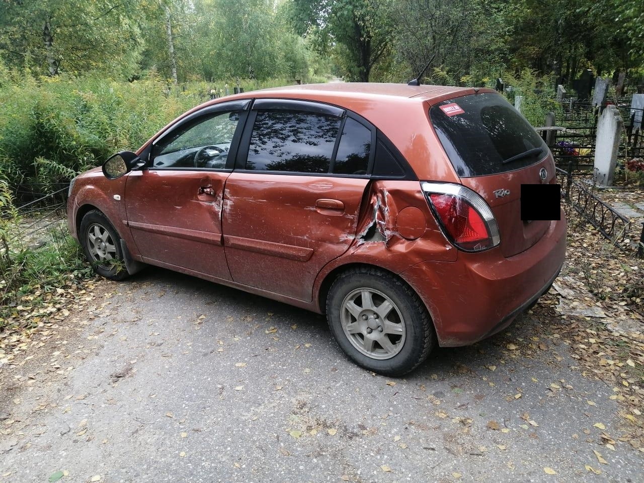 На кладбище в Тверской области столкнулись два автомобиля