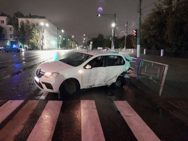 В Твери два человека получили травмы при столкновении двух иномарок В Твери два человека получили травмы при столкновении двух иномарок