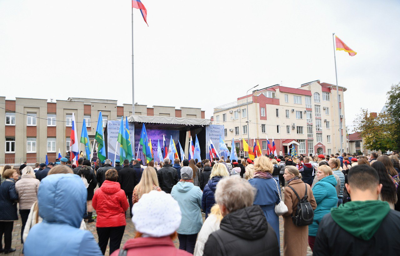 В Твери прошел митинг в поддержку вхождения ДНР и ЛНР в состав Российской Федерации В Твери прошел митинг в поддержку вхождения ДНР и ЛНР в состав Российской Федерации