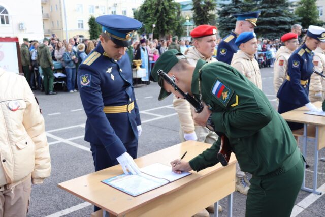 В Военной академии в Твери приняли присягу курсанты первого курса В Военной академии в Твери приняли присягу курсанты первого курса