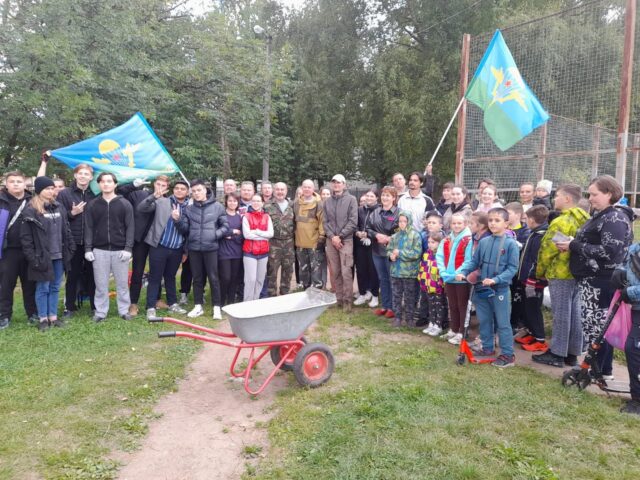 Субботник прошел на стадионе между школами №39 и №33 в Твери