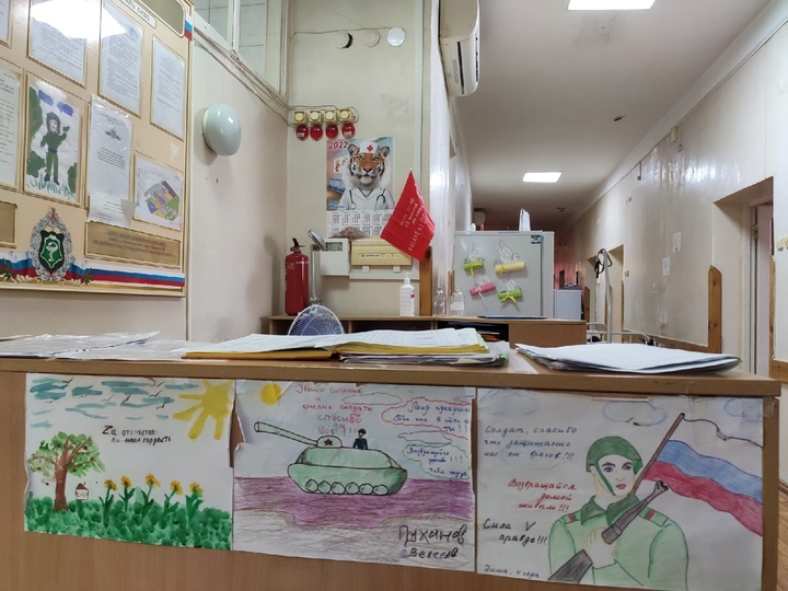 Журналисты РИА Верхневолжье передали в военный госпиталь Ростова-на-Дону книги и кондитерские подарки