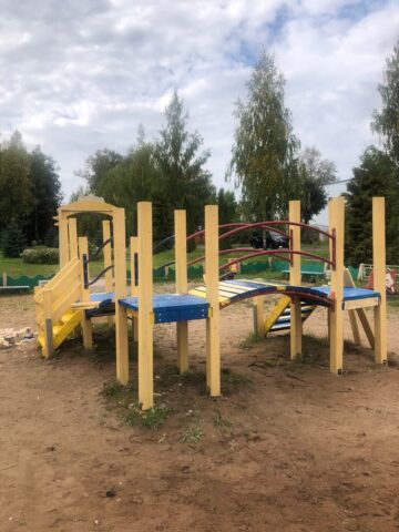 В Нелидово обновили конструкцию на детской площадке