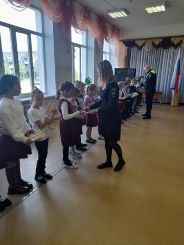 Сотрудники Госавтоинспекции провели акцию "Засветись!" в нелидовской школе