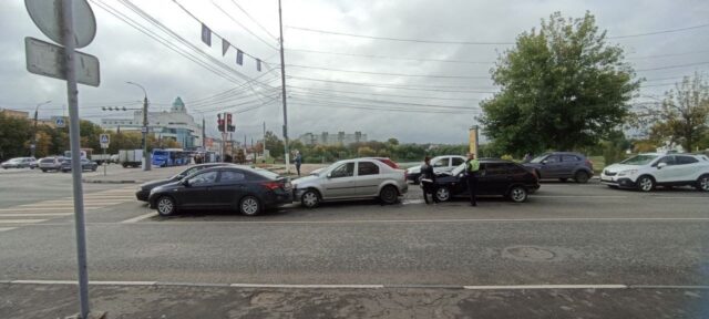 В Твери столкнулись три автомобиля