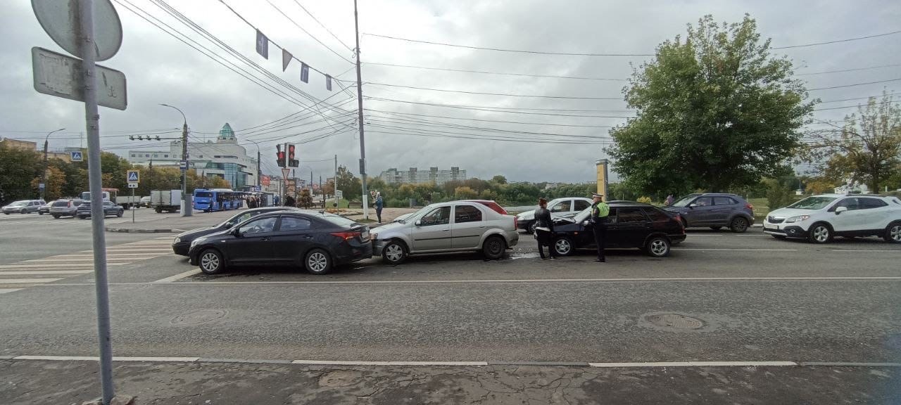 В Твери столкнулись три автомобиля