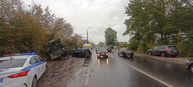 В Твери произошло ДТП с участием мусоровоза