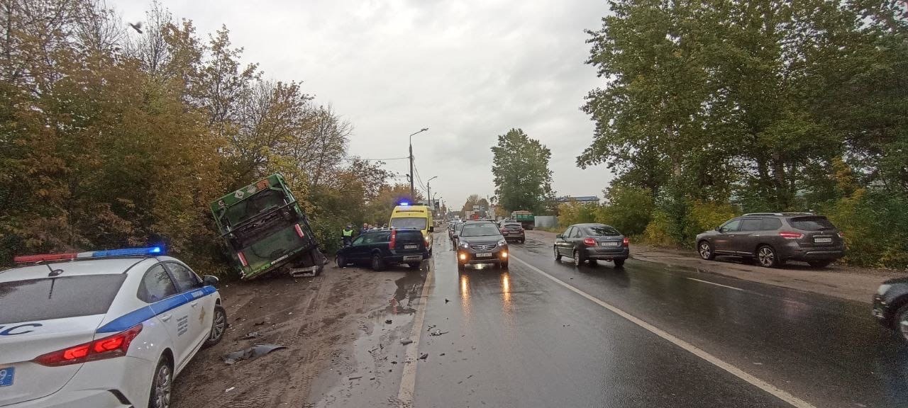 В Твери произошло ДТП с участием мусоровоза