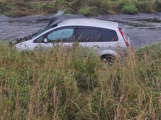 Нетрезвый водитель утопил автомобиль в ручье в Твери Нетрезвый водитель утопил автомобиль в ручье в Твери