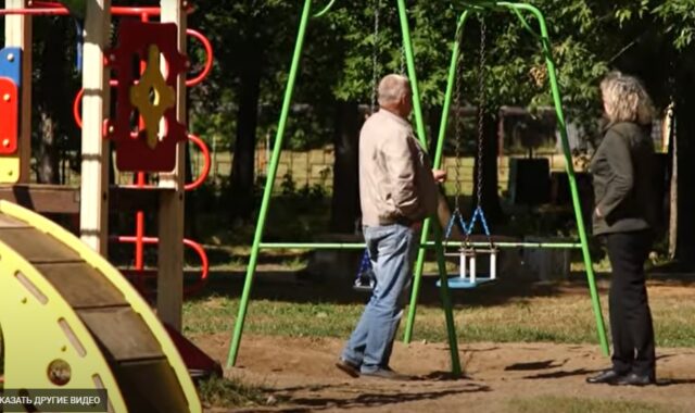 В Нелидово установили новые качели В Нелидово установили новые качели