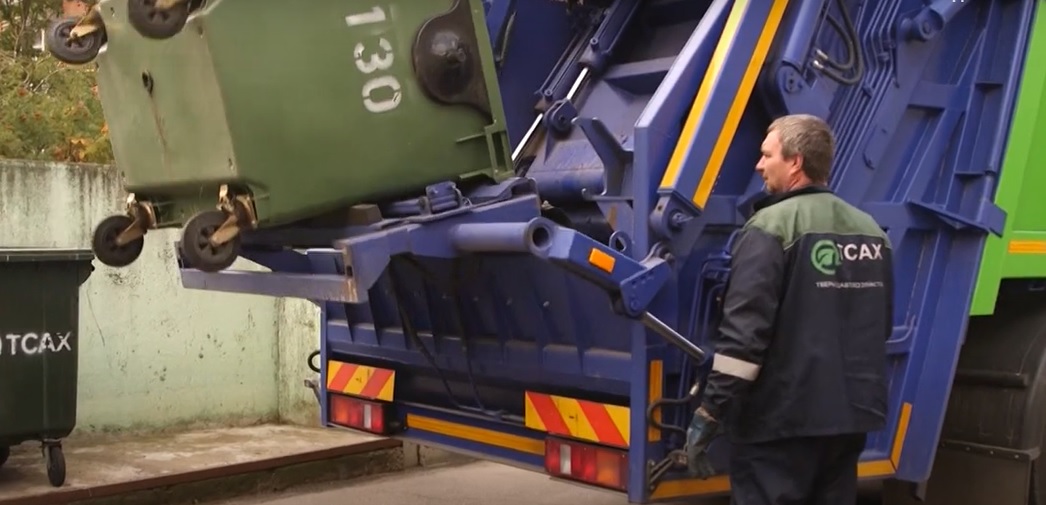 В Нелидово на линию вышел новый мусоровоз