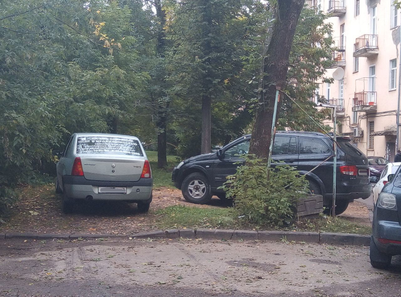 Тверских водителей штрафуют за парковку на газонах