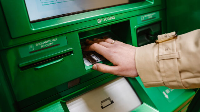 В Тверской области молодая девушка нашла чужую карту и сняла с неё 115 тысяч рублей