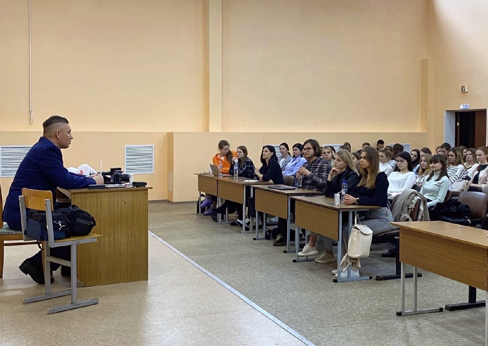 В Твери старший следователь-криминалист провел встречу со студентами