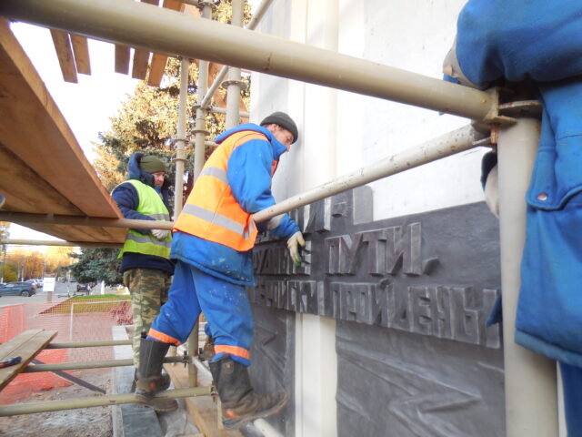 Завершается возведение памятника комсомольцам на площади Славы в Твери