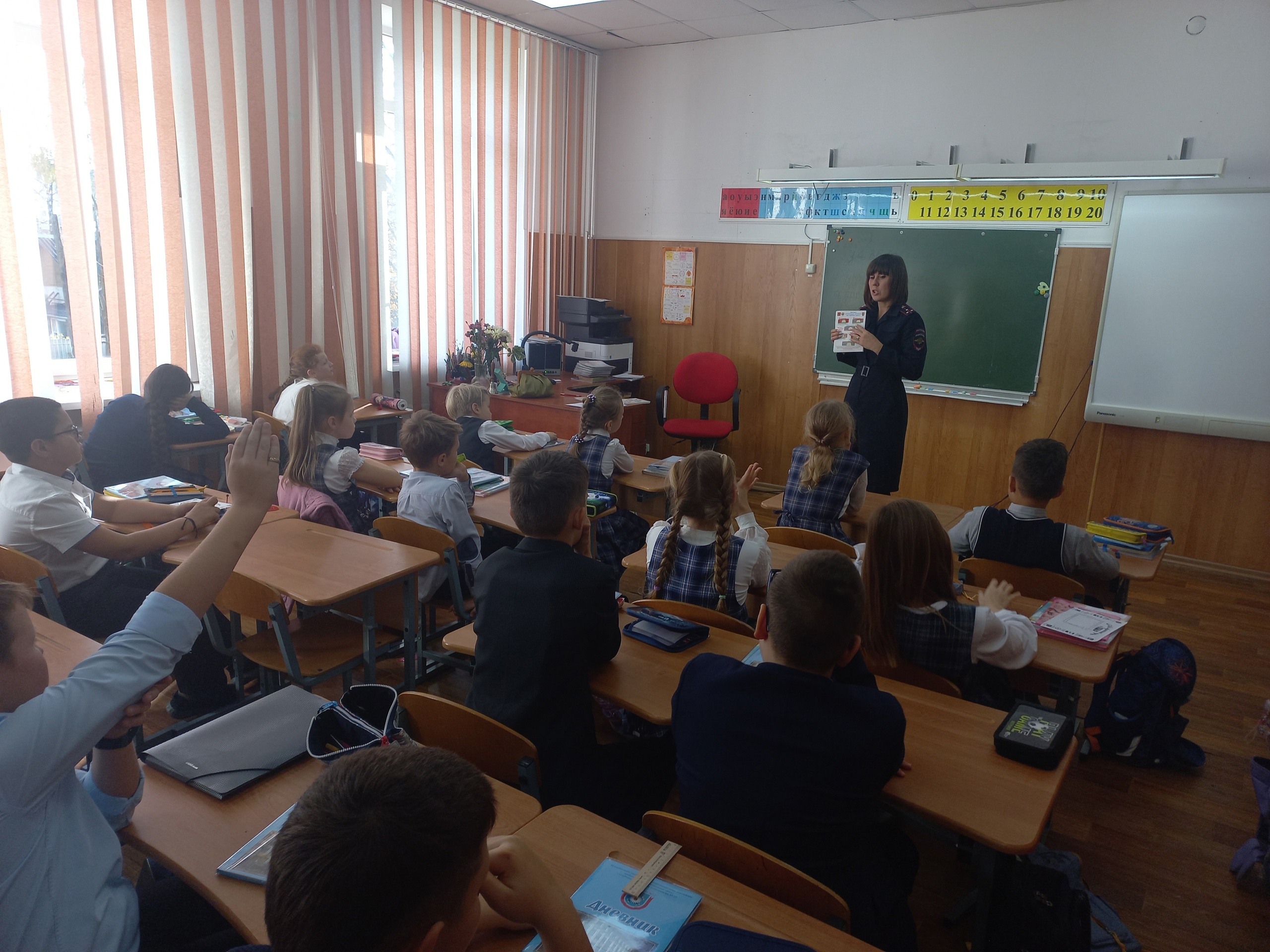 Сотрудники ГИБДД провели мероприятие «Знай и соблюдай ПДД» в тверской школе №17