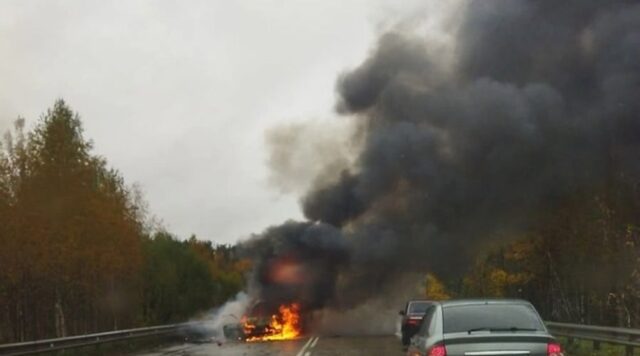 Под Тверью автомобили загорелись после тройного ДТП