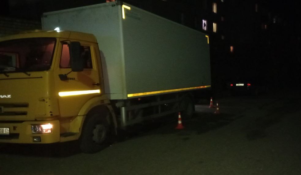 В Тверской области КАМАЗ наехал на пожилую женщину