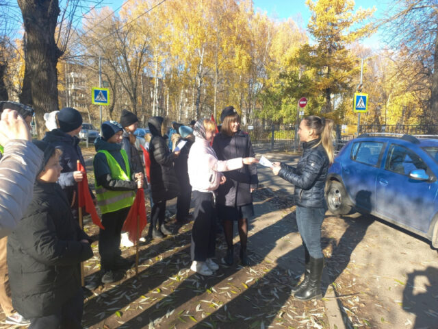В Твери школьники вручали водителям письма-обращения