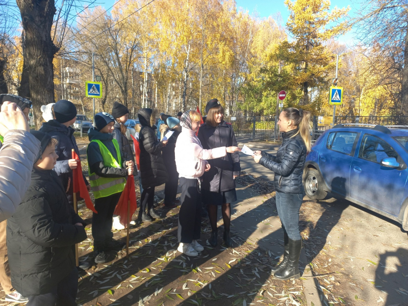 В Твери школьники вручали водителям письма-обращения