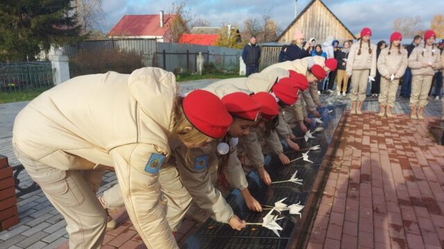 Молодёжная акция «День белых журавлей» прошла в Бологое Молодёжная акция «День белых журавлей» прошла в Бологое