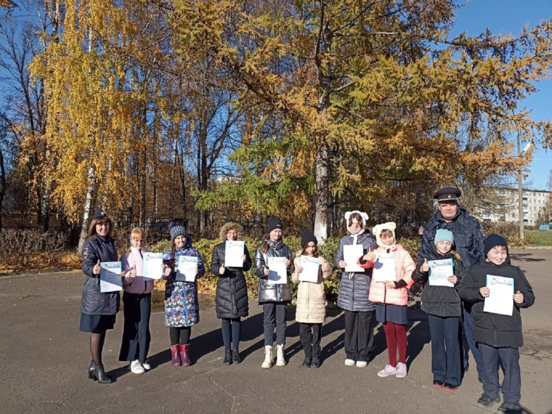 В Твери школьники вручали водителям письма-обращения