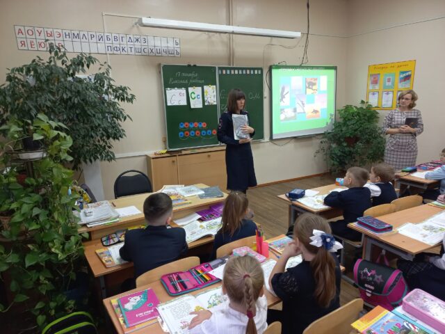 Тверские школьники нарисовали плакаты и напомнили сверстникам правила дорожного движения Тверские школьники нарисовали плакаты и напомнили сверстникам правила дорожного движения