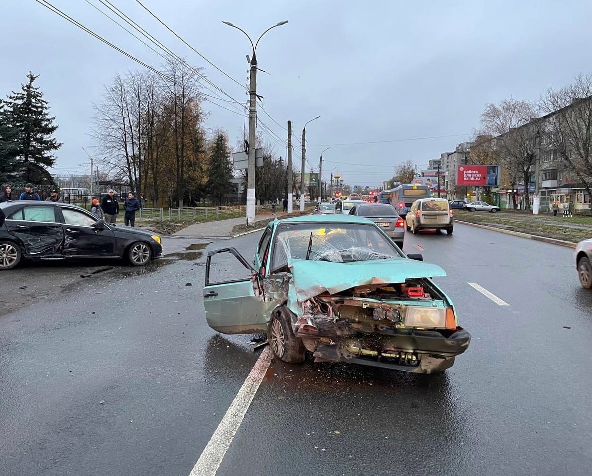 Молодая девушка пострадала в ДТП на улице Коминтерна в Твери Молодая девушка пострадала в ДТП на улице Коминтерна в Твери