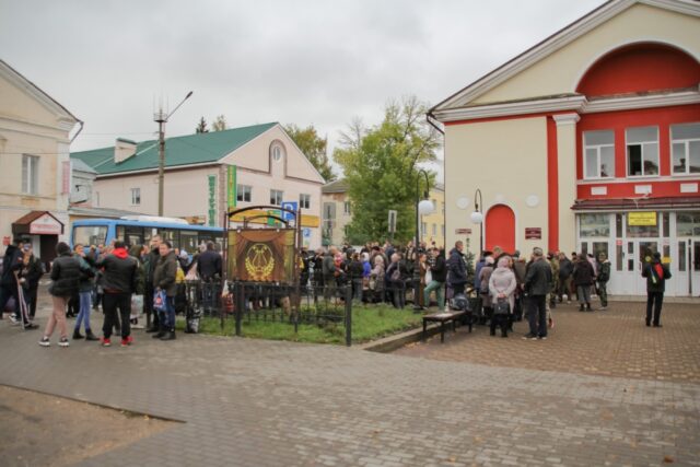 В Ржеве мобилизованных граждан провожали под музыку и аплодисменты В Ржеве мобилизованных граждан провожали под музыку и аплодисменты