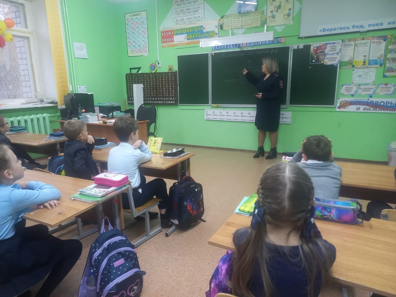 В ржевской школе прошел мастер-класс "Засветись - стань заметен на дороге!"