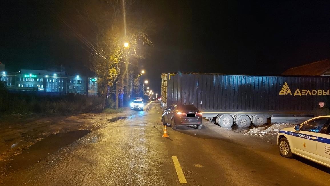В Твери нетрезвый водитель иномарки врезался в застрявшую в грунте фуру