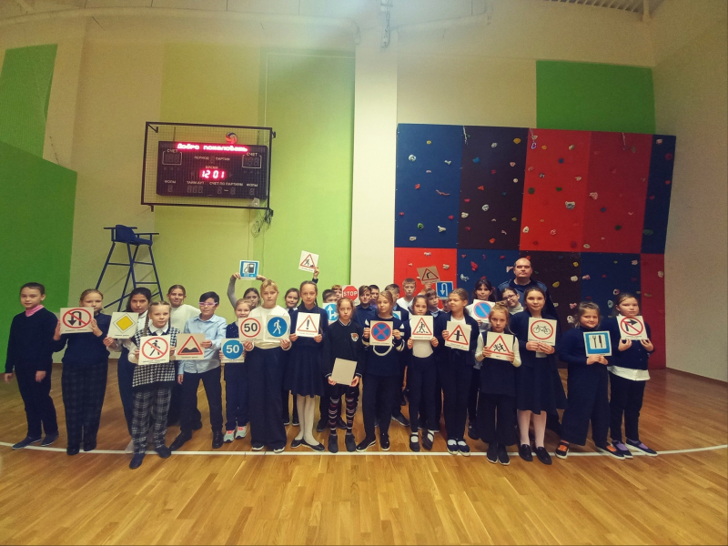 В Твери школьники стали участниками интерактивного мероприятия «Карусель ПДД»