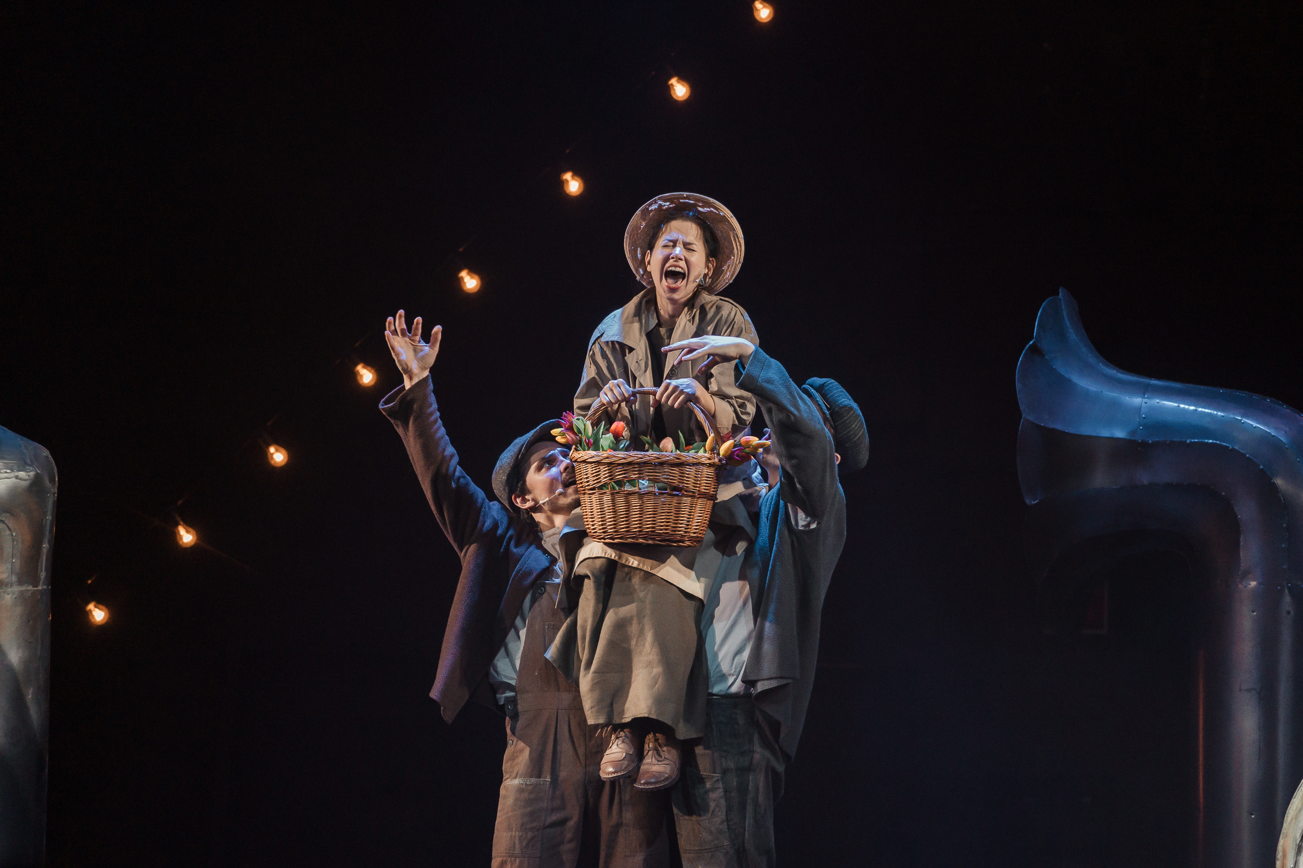 Из цветочницы в леди: В Тверском ТЮЗе поставили педагогический эксперимент