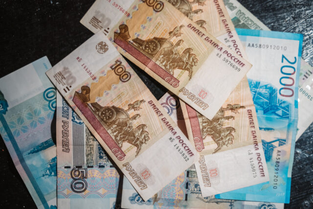 Житель Твери заплатит штраф за то, что ударил работника школы В Тверской области в отношении горе-отца возбудили уголовное дело