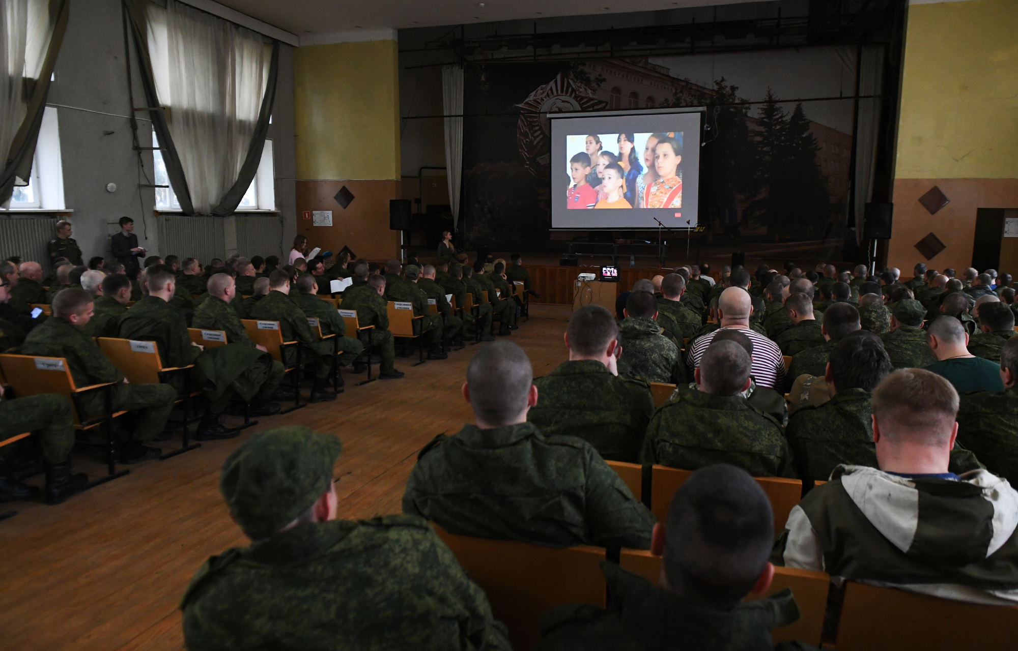 В Твери для мобилизованных выступила певица Юлия Чичерина