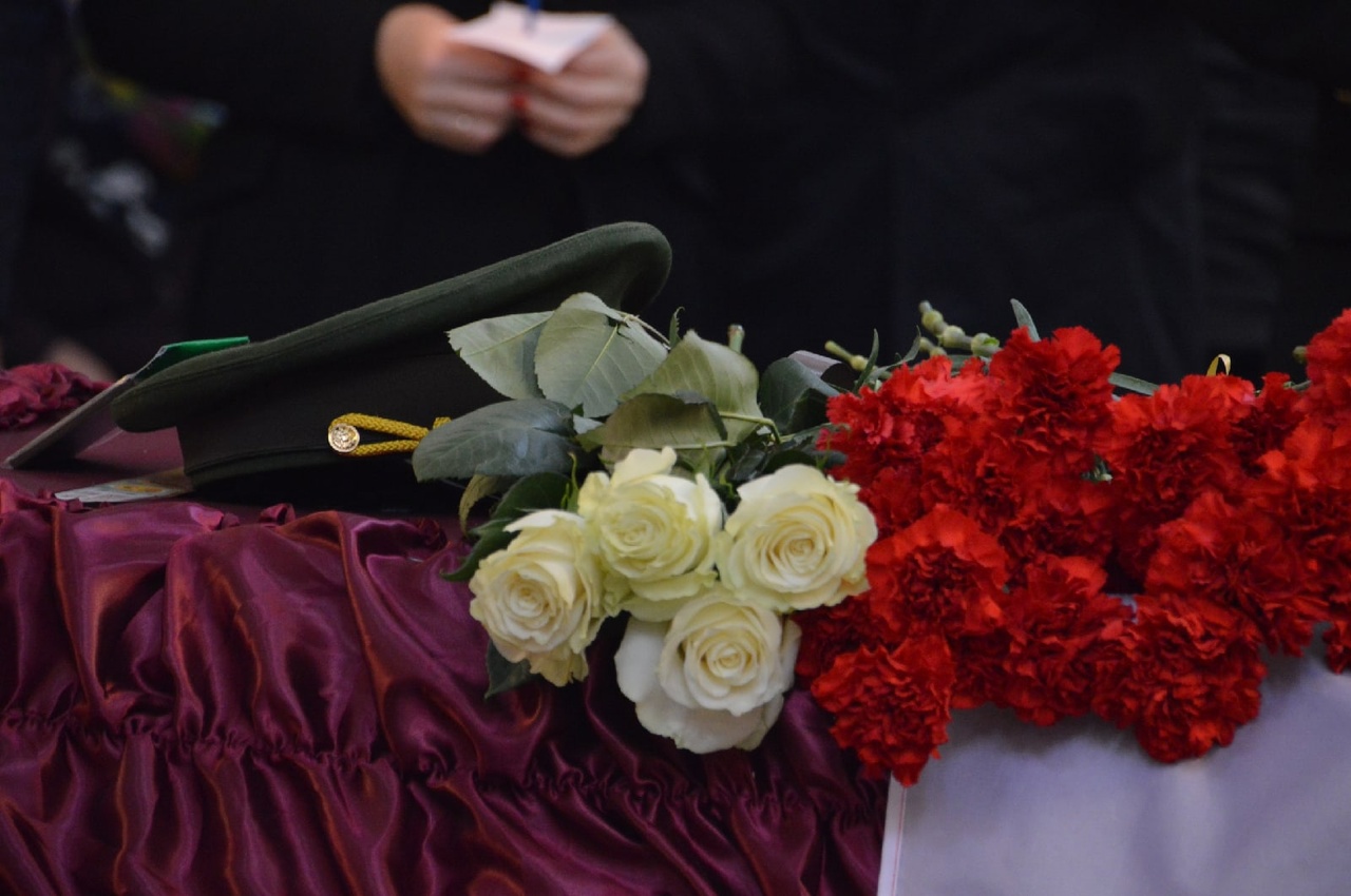 Что положено погибшему на украине. Цветы на похороны. Прощание с погибшим на Украине. Прощание фото. В Твери простились с погибшими на Украине.