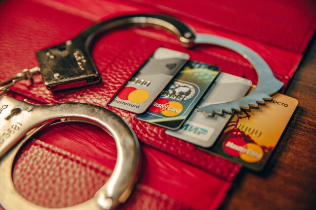 Ошибка в работе магазина побудила жителя Тверской области на преступление Жительница Тверской области отправила сына в магазин и лишилась всех денег