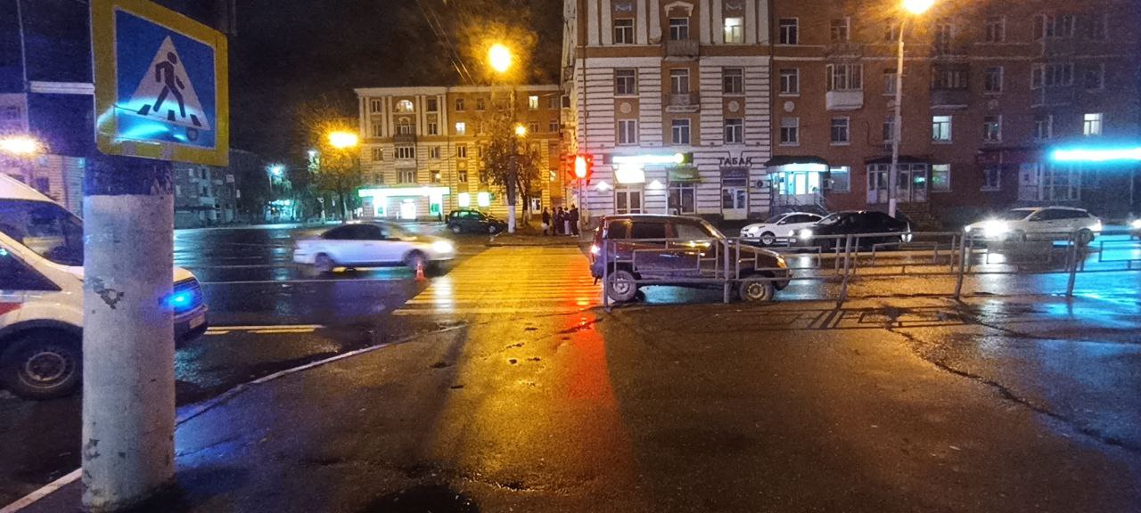 В Твери мужчина переходил дорогу на красный и попал под колеса