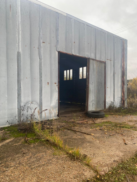 Двое жителей Тверской области украли металлические ворота от ангара