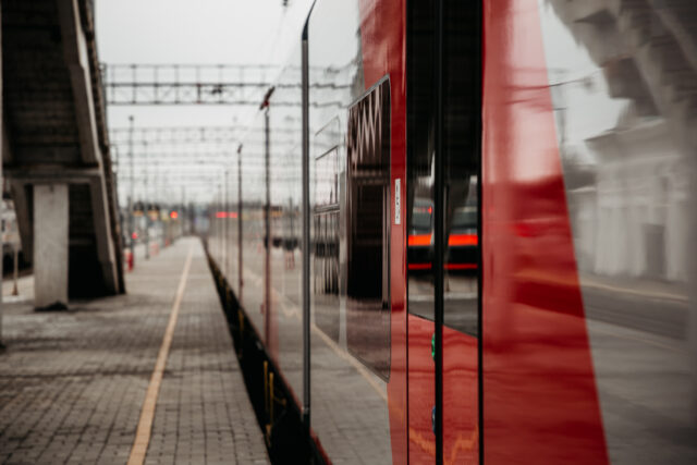 В Твери электропоезд насмерть сбил девушку