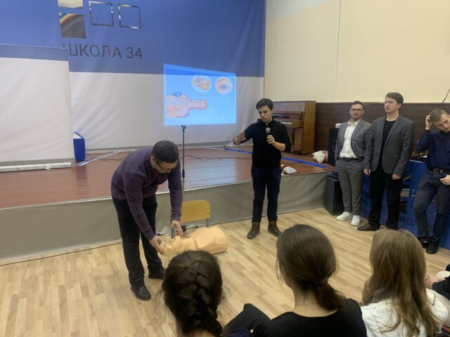 В Твери анестезиологи-реаниматологи учат детей спасать жизни