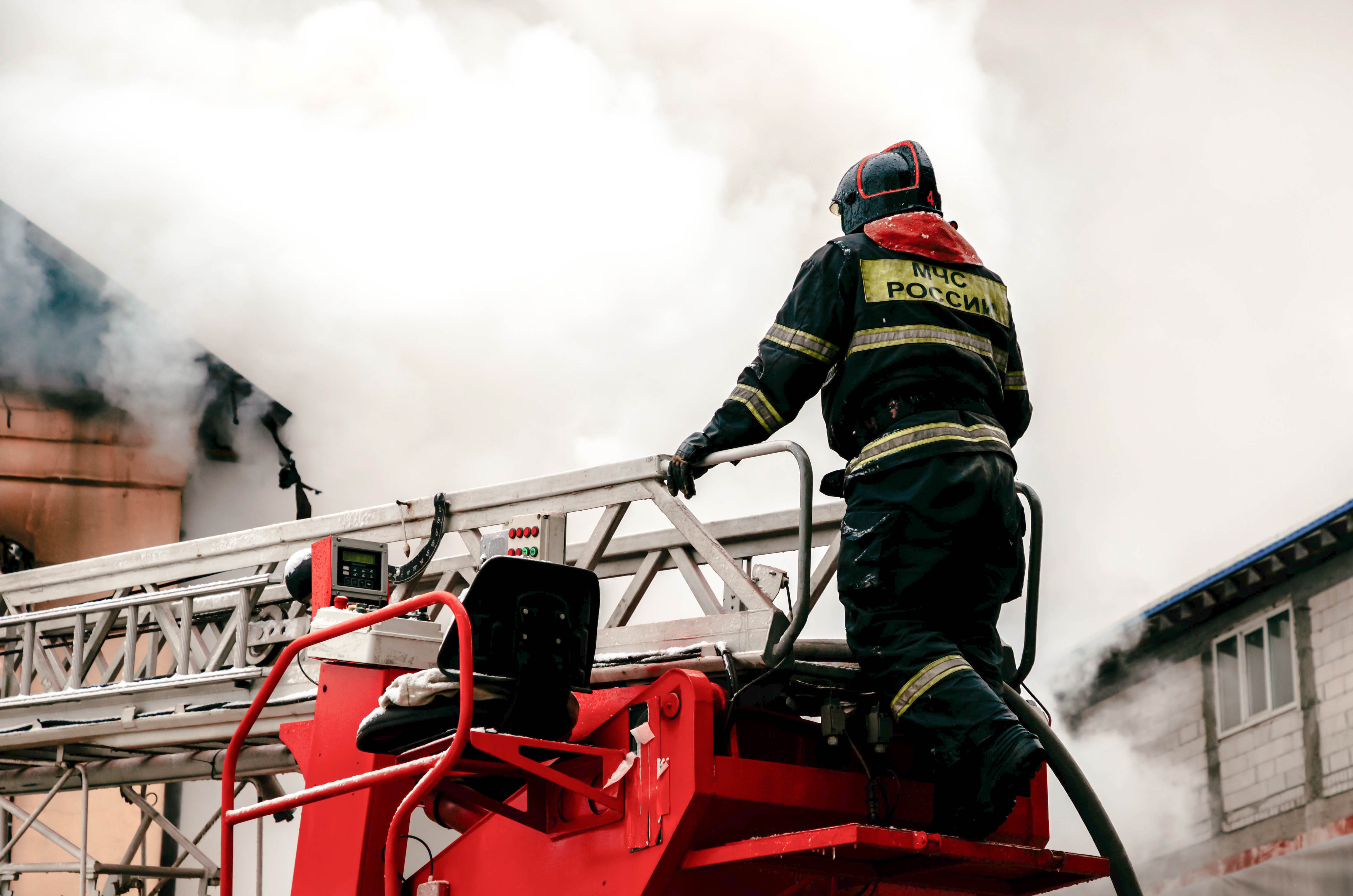 В Тверской области загорелся дом