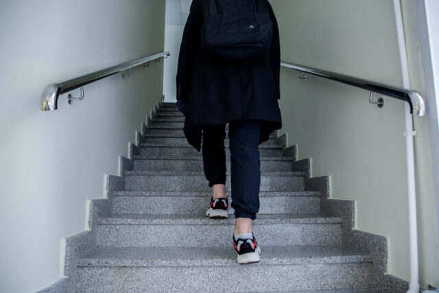 Жительница Твери впустила в дом "водопроводчика" и лишилась денег и золотых сережек